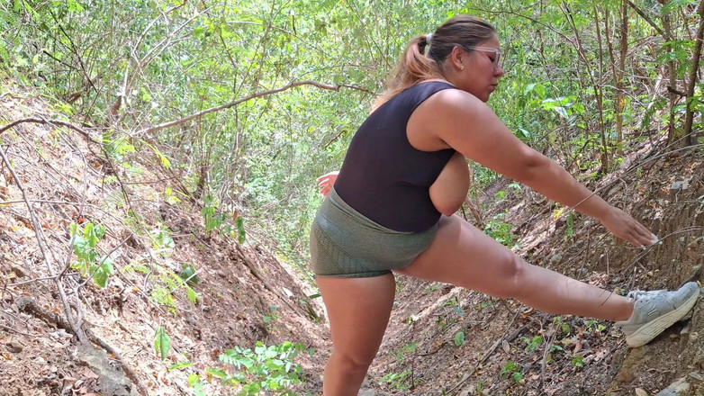 SugarPose: 젖탱이로 야외에서 운동하는 뚱뚱한 라틴계 여자