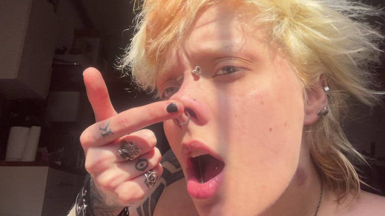 Glitterqueen1999: Goth Girl in the Sun Nose Fetish Nose Rubbing Pig...