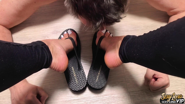 Goddess Lena: Selipar Dan Lolipop Kaki