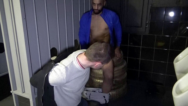 MALIK THE ARAB FUCKER XXL: 在公共厕所被tahar无鞍性交