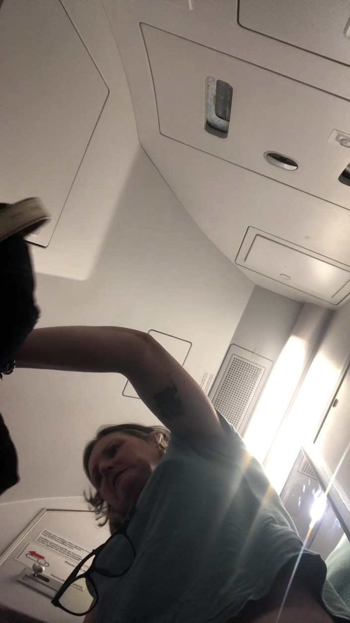 MistressWriggler: Kencing di dalam pesawat setelah dipegang selama empat jam!