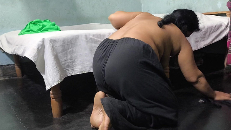 SAFI-SEXY: 義理の妹の家を掃除して、私は彼女を抱きしめ、お尻で彼女をファックし始めました