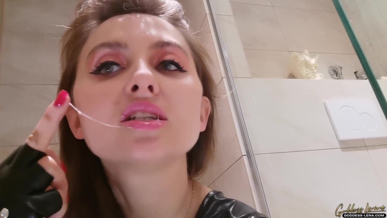 Goddess Lena: Chuva dourada sob o chuveiro