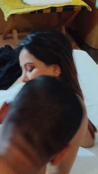Sora vitregă excitată prinsă masturbându-se și futută mai tare de fratele vitreg