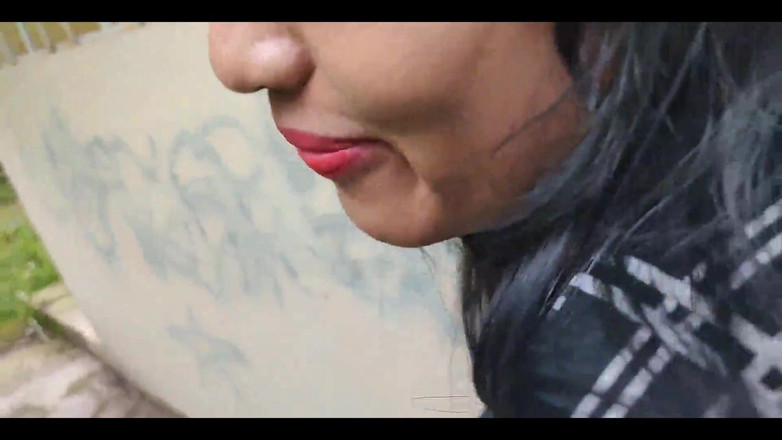 Karla love: 公共の場で性行為をしているところを見つかる