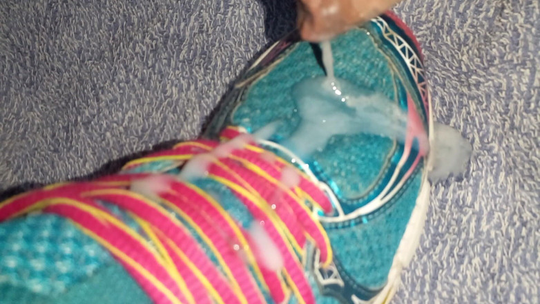 Sneakerfetish_BR: 射在asics偷拍