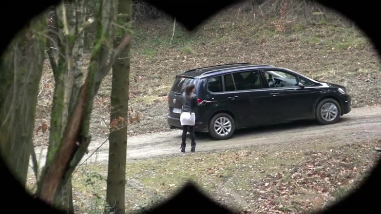 German Porn: Hübsches sexy schätzchen gleitet auf einem großen schwarzen schwanz und...