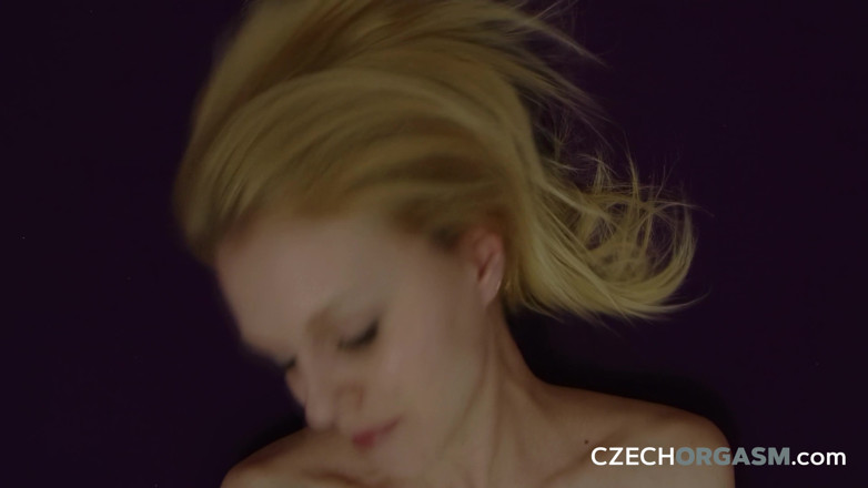 Czech Orgasm: Tsjechisch orgasme 91: grote lippen, grote clitoris - ze staat te popelen...