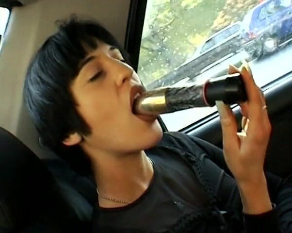 European Classics: La troia sexy fa piacere alla sua figa in macchina