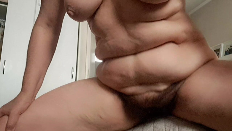 Mommy big hairy pussy: Milf cavalga transando no canto da cama