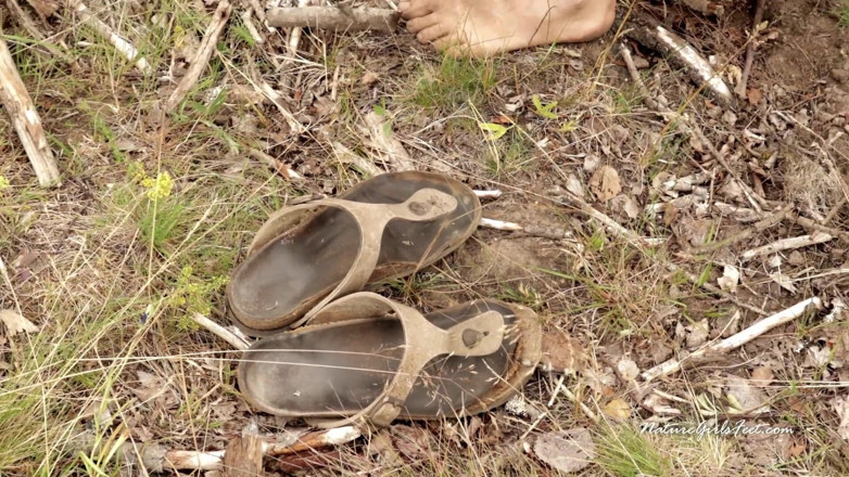 Inquisition and prison world: Nature-girls Dirty Feet Enjoy Wind, Rain, Mud and Stones (versão sólida...