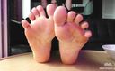 Mistress Legs: Une maîtresse caresse les dessous de pieds nus contre le...