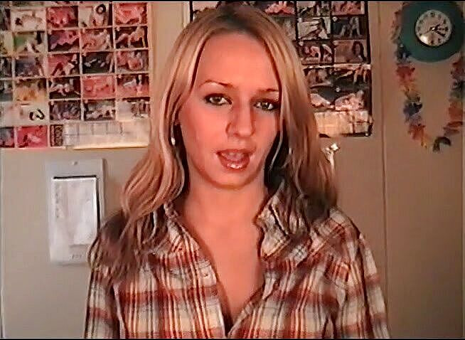 Flash Model Amateurs: Сексуальная блондинка на диване