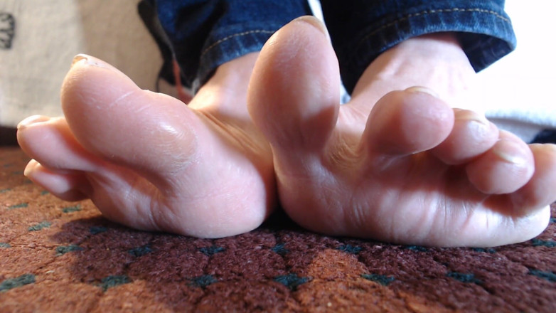 Abby Anna: Long toenails