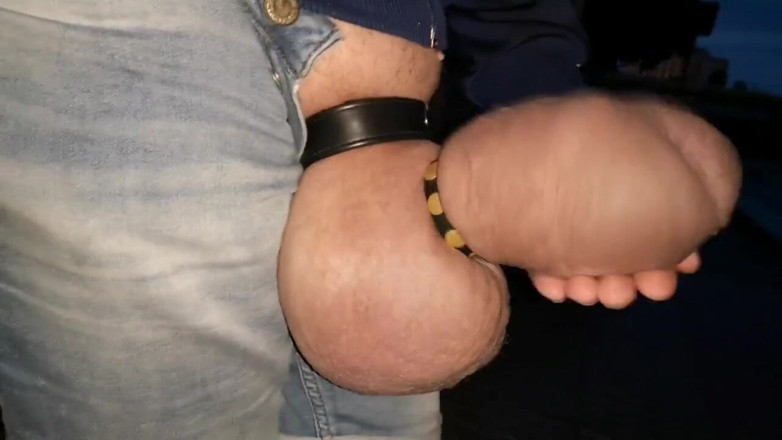 Monster_Meat_: Дрочит на улице