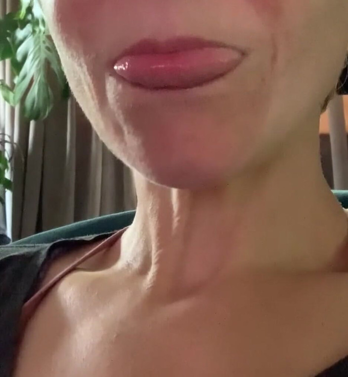 Queen-Lucy: В эти теплые дни мы должны убедиться, что мы остаемся прохладными и гидратированных честно я не воображаю, что этот лед лолли не что иное, как лед