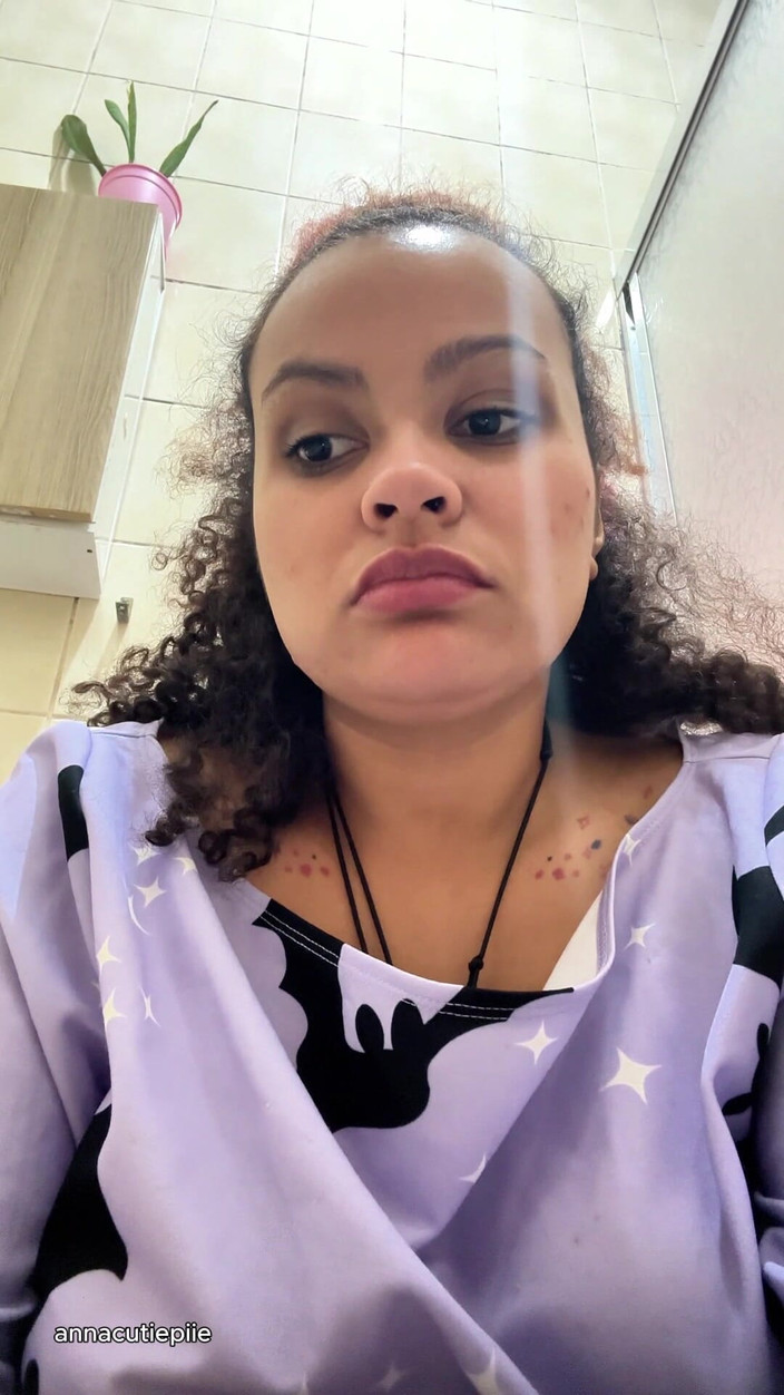 Cutiepiie Chubby: Plynsy mléčná intolerantní dívka na záchodě a prdění