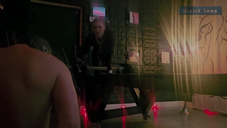 Strict Senz: Stina Stone Mercyless Si Fa Stirare Sul Rack Da L'amante...