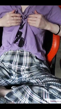 Une vierge joue avec ses tétons jusqu’à l’orgasme quand elle est seule à la maison