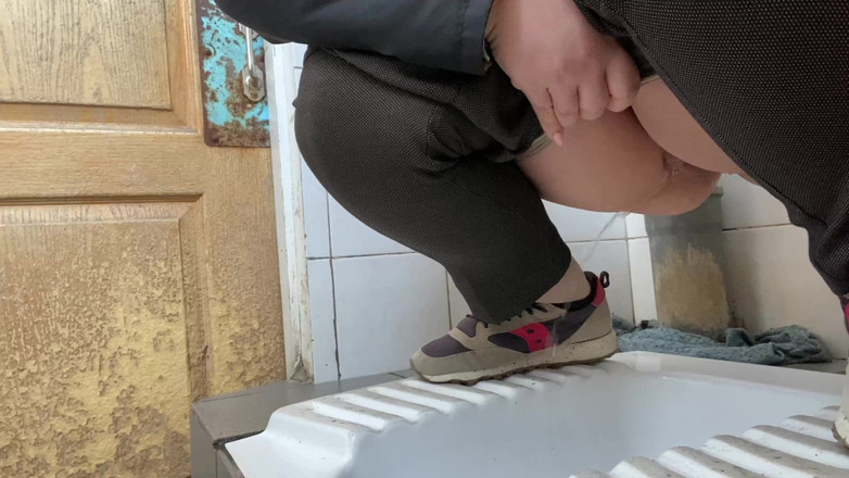 Elena: Hemsk offentlig toalett, snabbt piss och kö utanför dörren