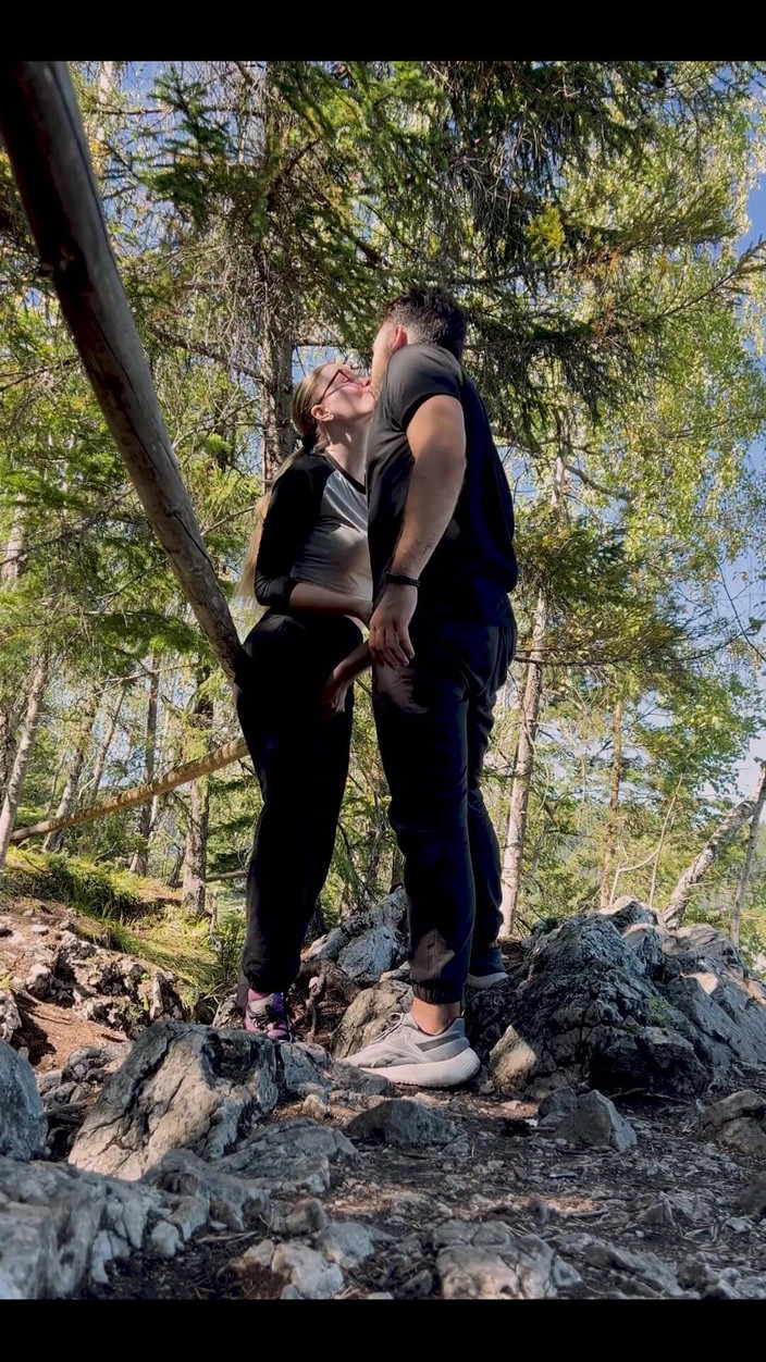 Luna and Sage: Rapidito de montaña espontáneo, pareja pública al aire libre