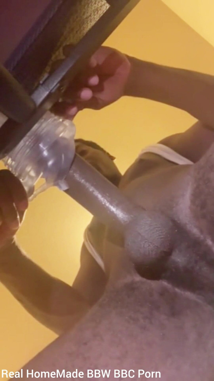Big Black Cocks Cumming: ホームアローンに乗ったストローカーを激しくドリルして射精する
