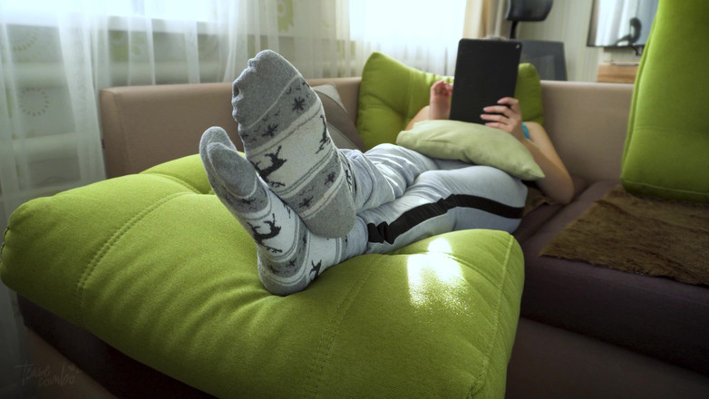 Teasecombo 4K: Sexy holka škádlí její sexy nohy skutečné amatérské domácí