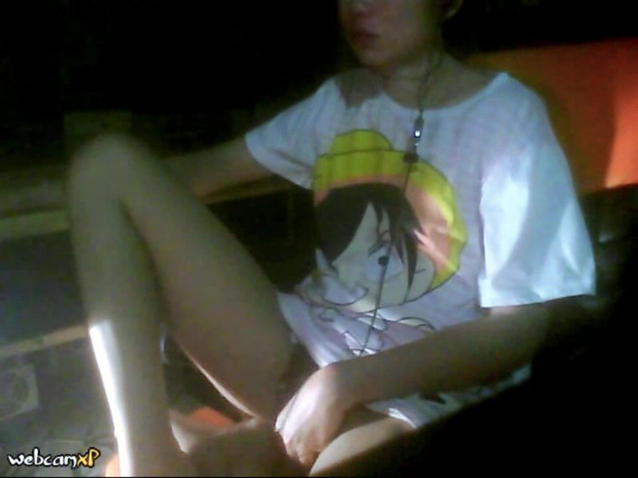 skyunited007: Kamera di bawah meja menangkap seorang wanita cantik di rumah...