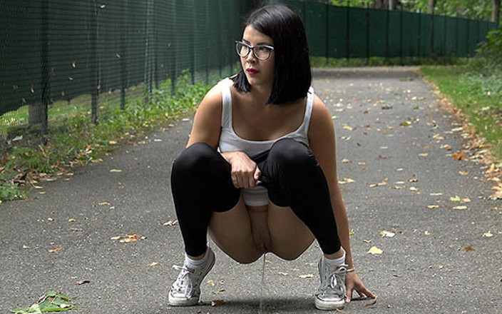 Puffy Network: 여자 오줌 싸는 Got2Pee의 겸둥이 오줌