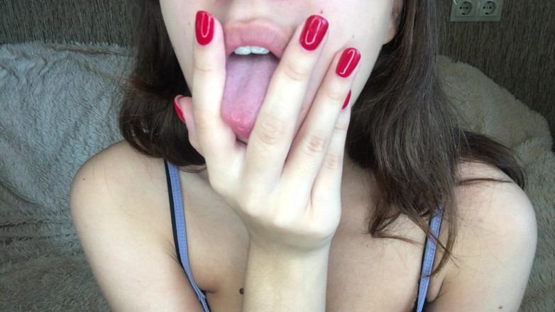 Xandravip: Mädchen leckt ihre finger