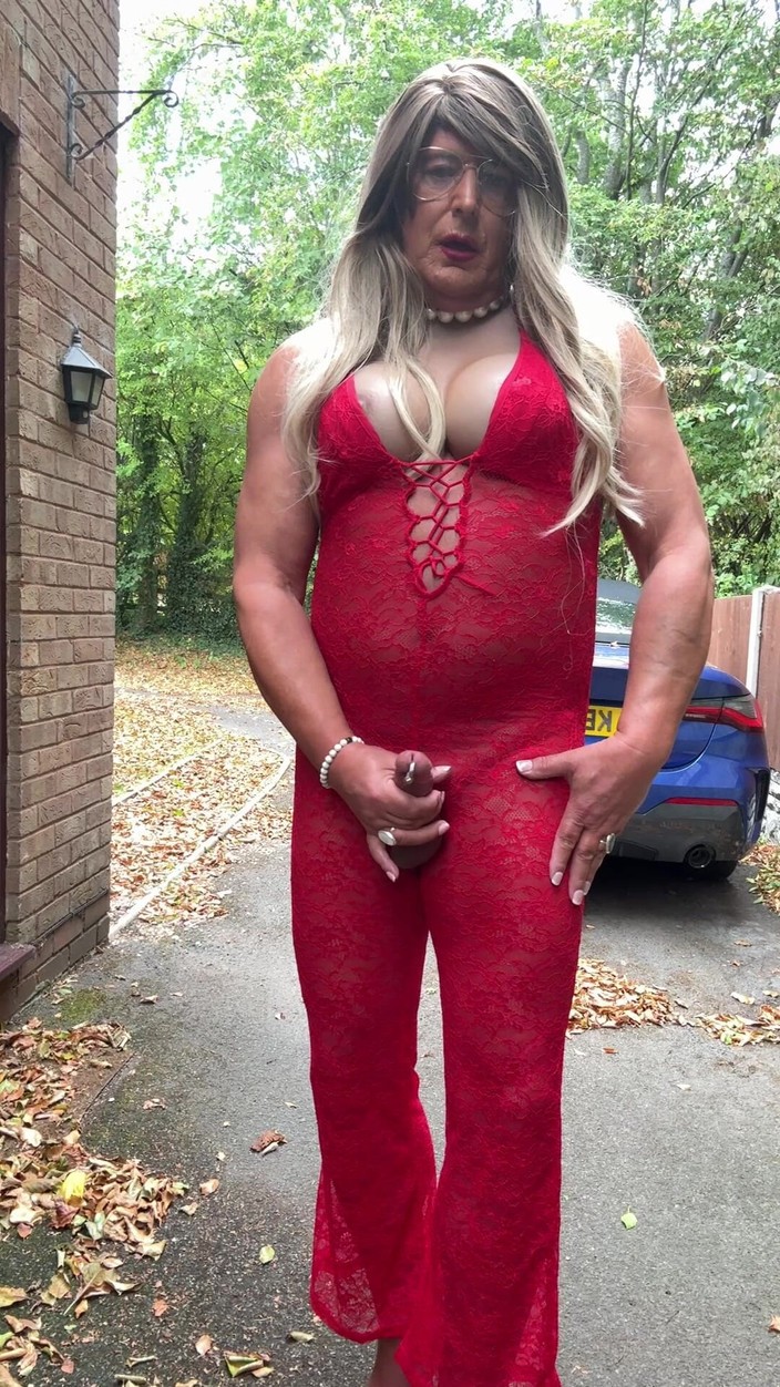 Kellycd2022: Sexig crossdresser Kellycd2022 i sexig röd jumpsuit och klackar