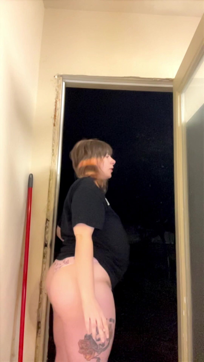 Mushroombitchx: Estrela pornô fuma um cigarro