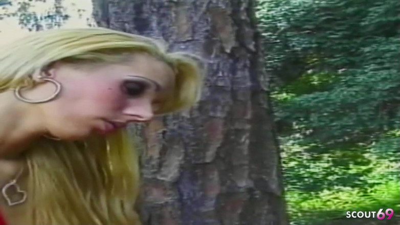 Shemale TS Collection: 휴가 중 야외에서 유혹당하고 애널 따먹히는 금발 섹시 쉬멜