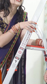 Schattige Saree Bhabhi wordt stout met haar Devar voor ruige en harde anale seks na ijsmassage op haar rug in het Hindi