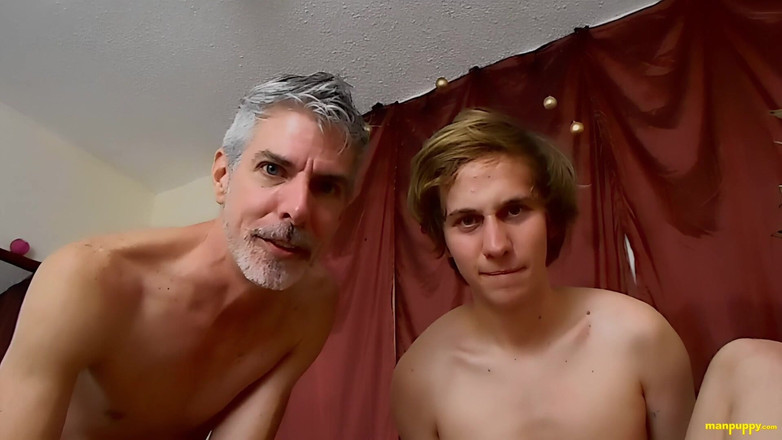 Man Puppy: nhỏ bé leo trên bạn trai khổng lồ