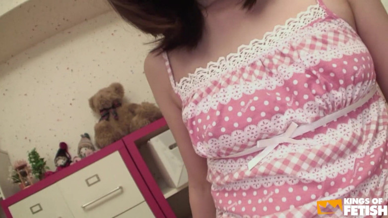 Pure Japanese adult video ( JAV): Una calda ragazza giapponese si masturba sul letto dopo aver...