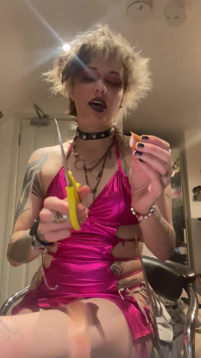 Glitterqueen1999: Un amigo gótica que se queda te pilla masturbándote y...