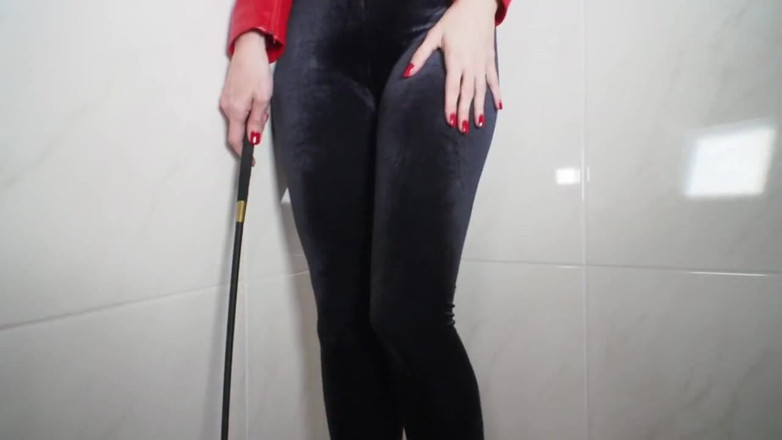Lady Victoria Valente: Watch my beautiful posing paypig