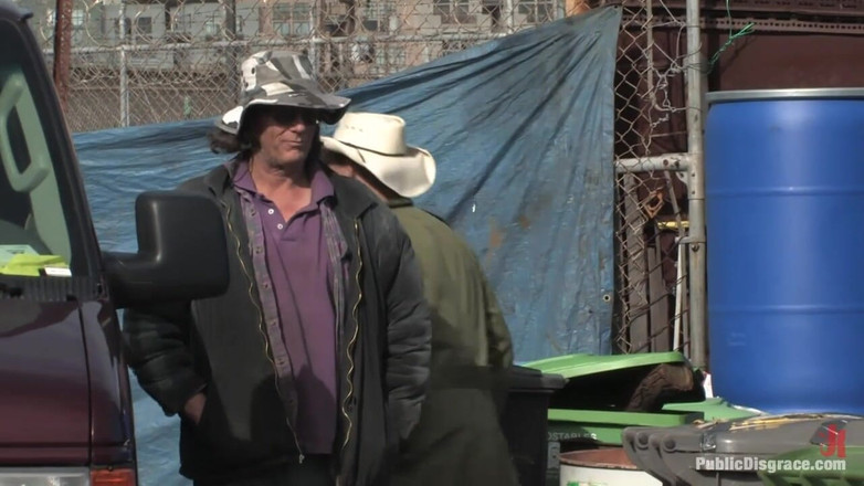 Public Disgrace by Kink: Джулі Найт - фістинг і трах на звалищі