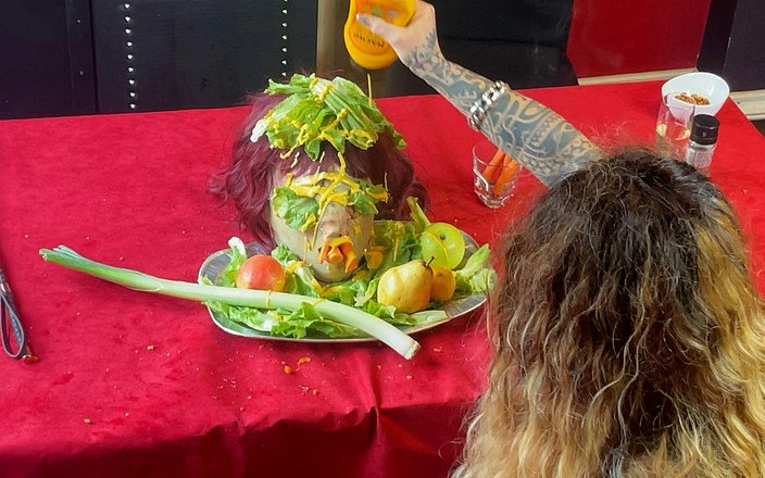 Dominatrix Frida: Humilier L’esclave Impuissant À La Table À Manger - Tête Sur Un Plat...