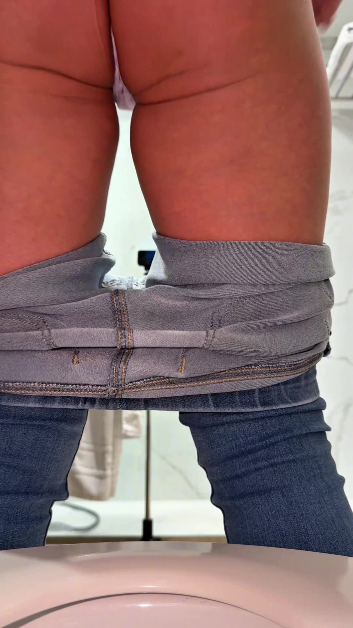 Emma Voyeur: MILF Pee in the Toilet Compilation