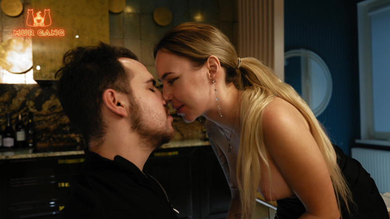 Bella Mur: Glamorous Lady-boss Offers Her Big Butt for Fucking