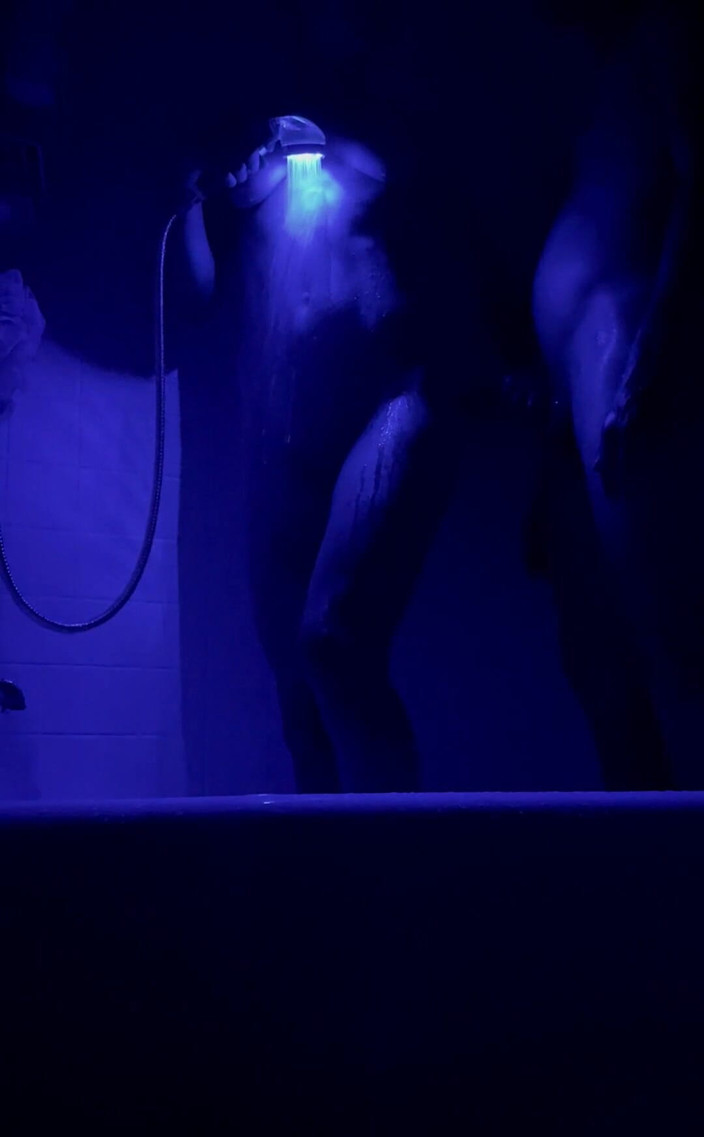 VibeWithMommy: Ta głowica prysznicowa sprawiła, że seks pod prysznicem rzeczywiście warto spróbować!...