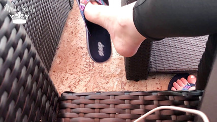 Goddess Misha Goldy: Açık havada göl kenarında gümüş tırnaklar ve ayak parmakları sallanıyor