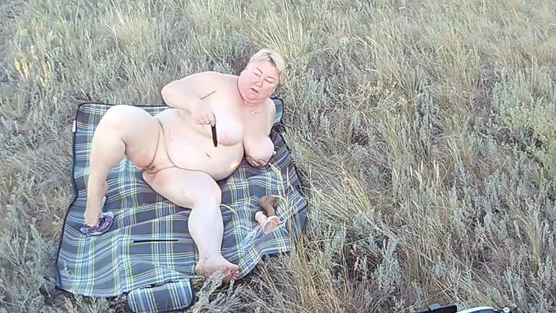 Zona901: Masturbacja cipki z zabawkami na świeżym powietrzu