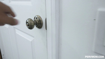 PervMom: L'arrapata matrigna Krissy Lynn soddisfa tutti i desideri del figliastro