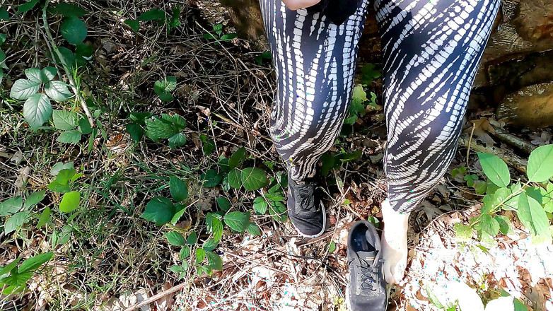 Bouncy Tits Action: Labii plesnind cu periuță de păr în pădure