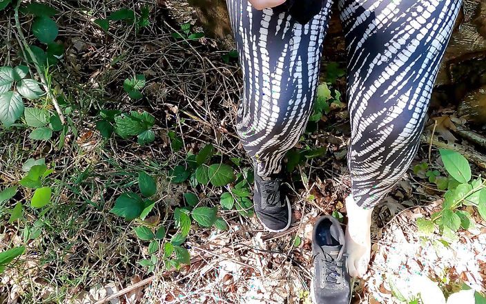 Bouncy Tits Action: Labia slår med hårborste i skogen
