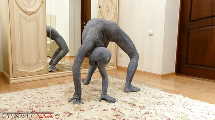 Gymnastic: Rainha da contorção em macacão de spandex