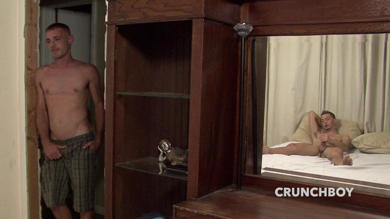 Gaybareback: Un ragazzo etero giovane viene succhiato da un gay